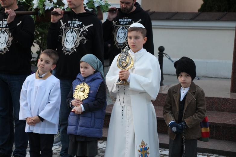 Międzyrzeczanie z Maryją i świętym Janem Pawłem II