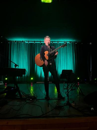 Maciej Miecznikowski zaśpiewał dla pań w Platerowie